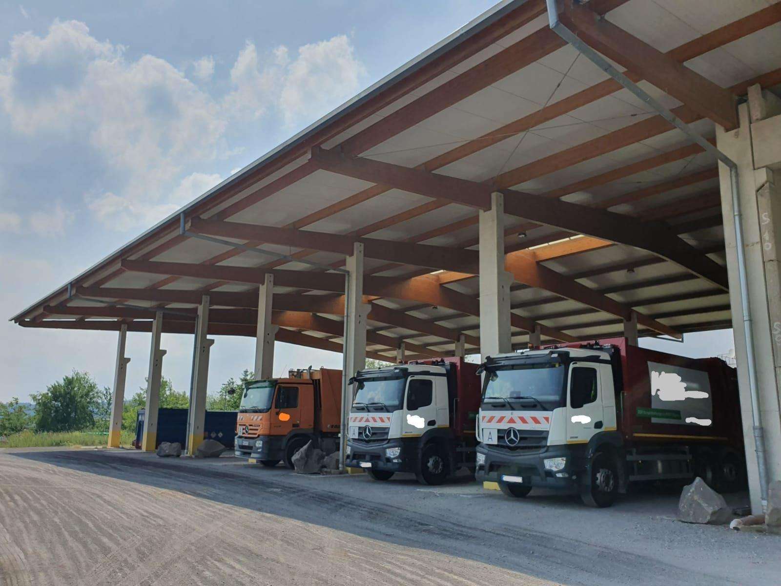 OFFENE HALLE (51 m x 28 m) mit gro&szlig;em Freigel&auml;nde